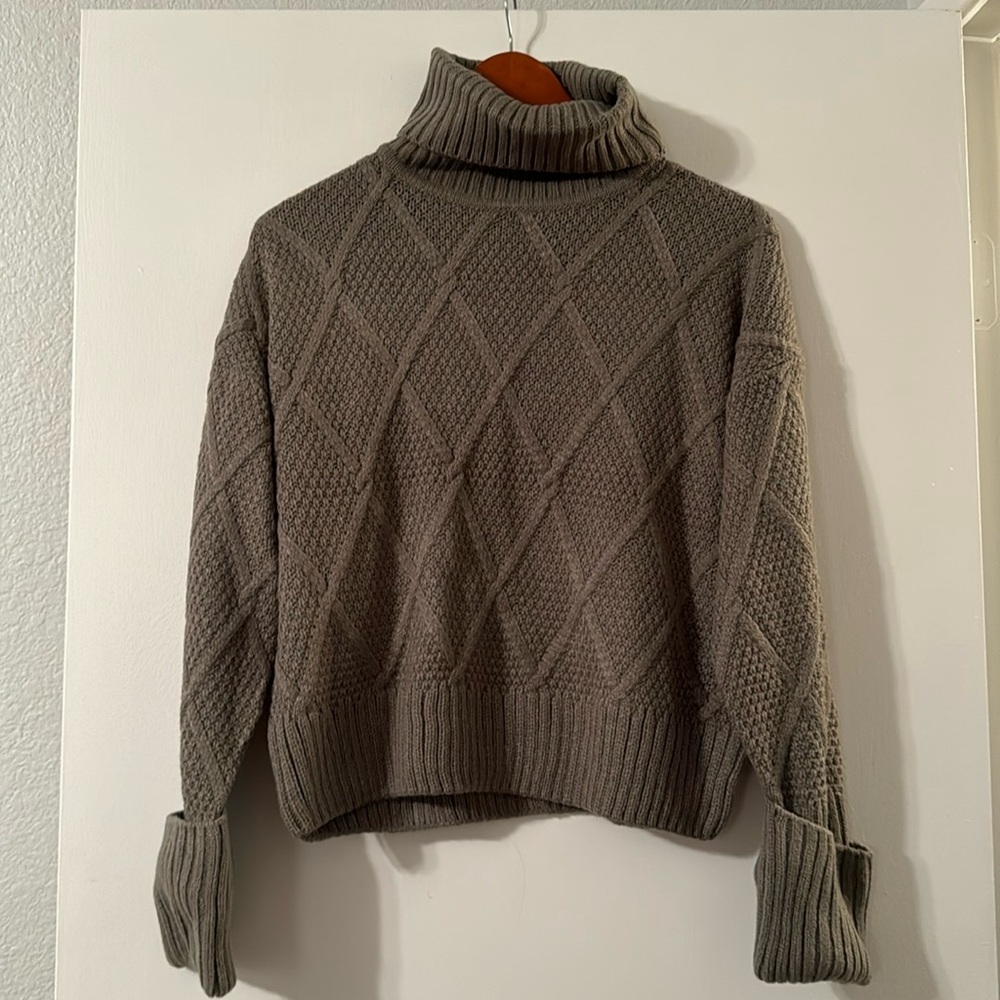 Beautiful gray pink rose sweater, size Medium